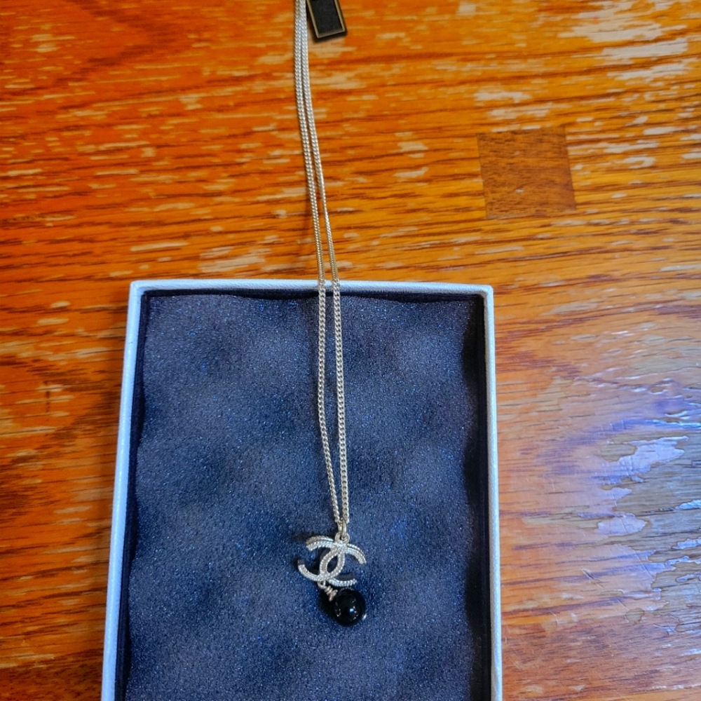 A beautiful CHANEL brushed gold necklace!
